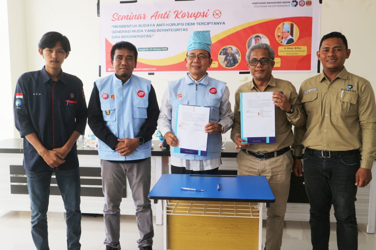 Wakil Direktur III Polbeng, Akmal Indra, bersama dengan Ketua Forpak Riau, Eduar